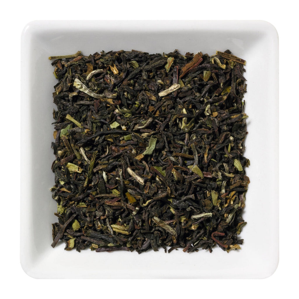 Organski Darjeeling čaj sa blagim ukusom muskatnog oraščića i rafiniranim notama zrelog voća, predstavlja pravi užitak za čula. Uživajte u crvenkastosmeđem napitku punog aromatičnog bogatstva